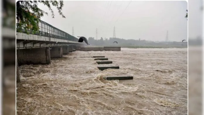 दिल्ली बाढ़ खतरा 2025: यमुना का जल स्तर 206 मीटर पार, राजधानी में बढ़ी मुश्किलें