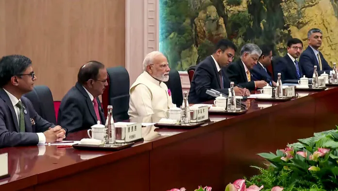 पीएम मोदी ने SCO समिट में उठाई सीमा-पार आतंक की समस्या और पहलगाम हमले का मुद्दा — पाक पीएम नज़रों के सामने कसी सियासत