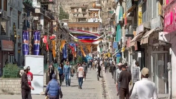 लेह कर्फ्यू न्यूज