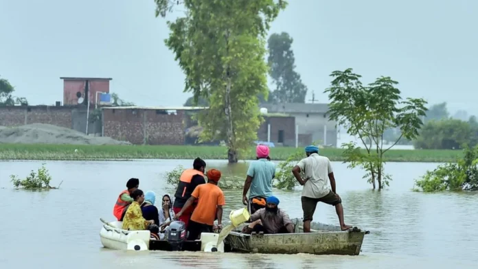 Punjab Flood 2025 News: पंजाब के 23 जिले बाढ़ की चपेट में, लाखों लोग संकट में